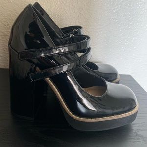 Black Steve madden “Twice Black Patent”

No offers price is final.